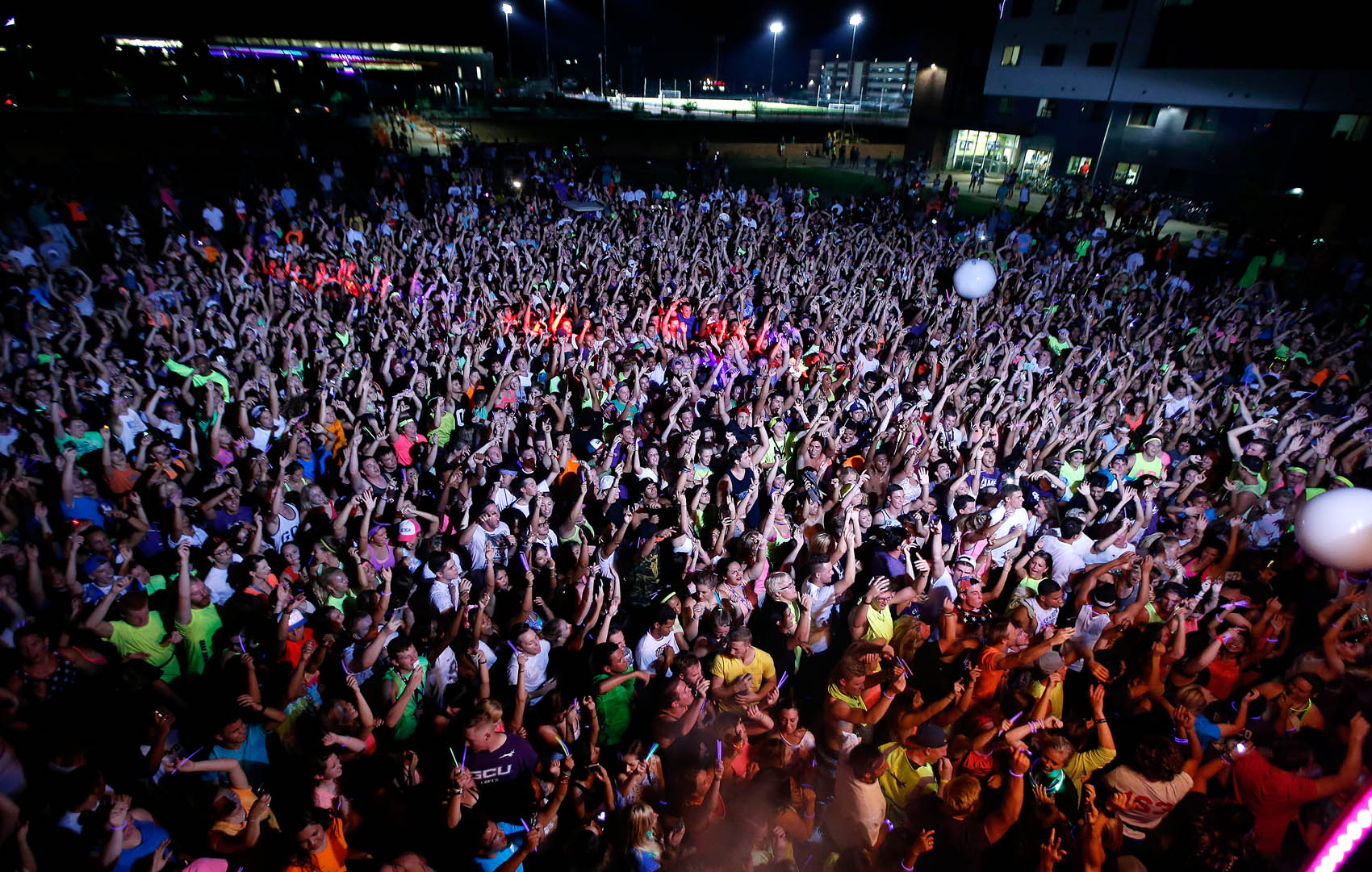 Students light up The Grove during Glow Party - GCU News