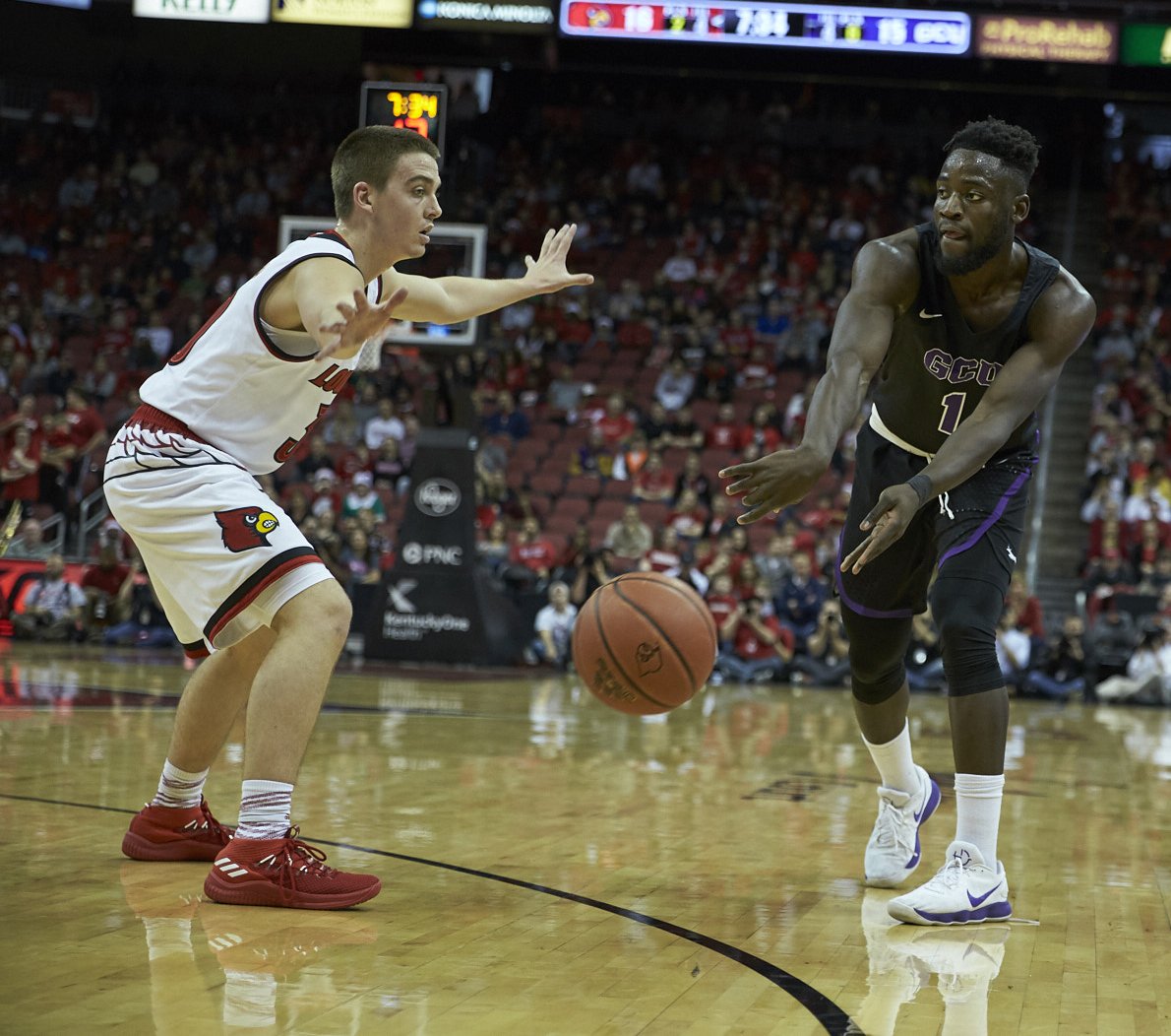 Slideshow Men's basketball vs. Louisville GCU News