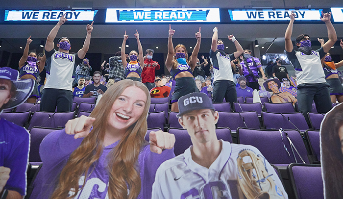 Minnesota Vikings' eager fans return to U.S. Bank Stadium for fake