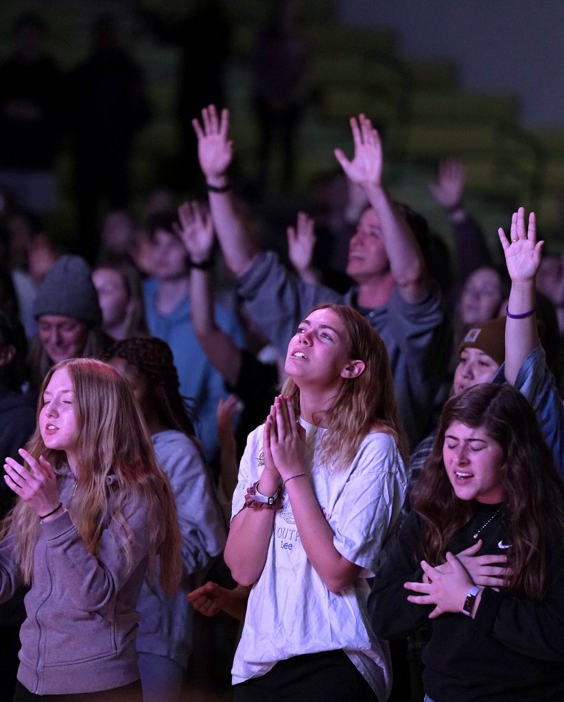 Slideshow: Students worship on, off campus - GCU News