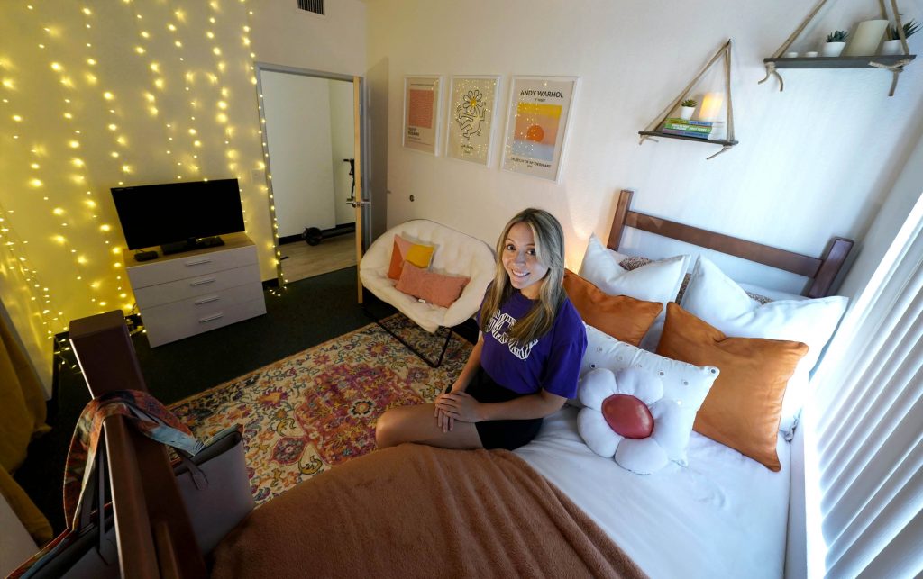 Students open the door to fun dorm decor - GCU News