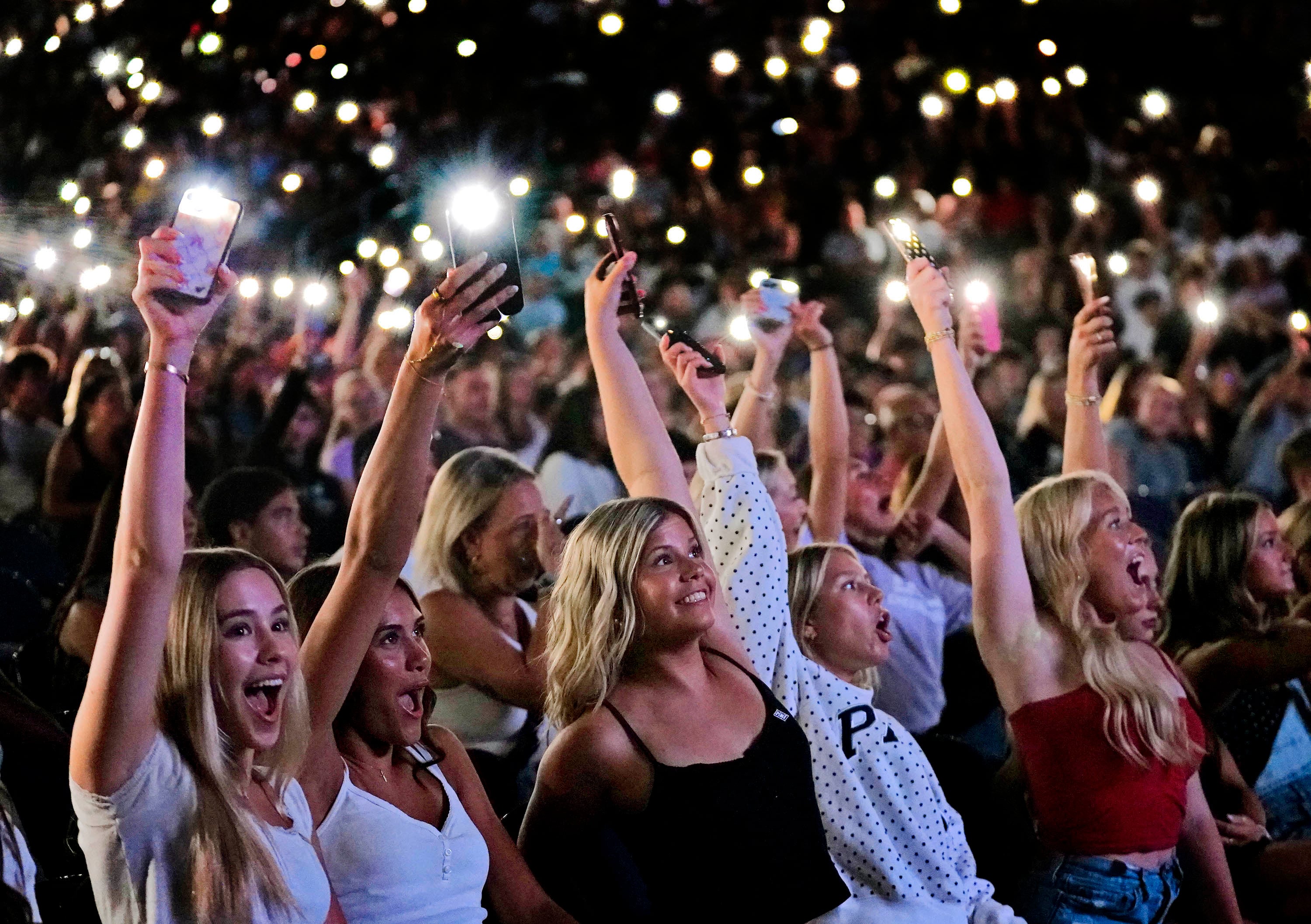 Emotion sticks at pinning ceremony welcoming new GCU students