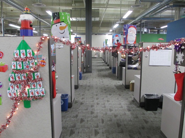 Slideshow: 27th Avenue office Christmas decorations - GCU Today